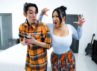 Con trai cho mẹ kế xăm trổ hàng múp đạt cực khoái